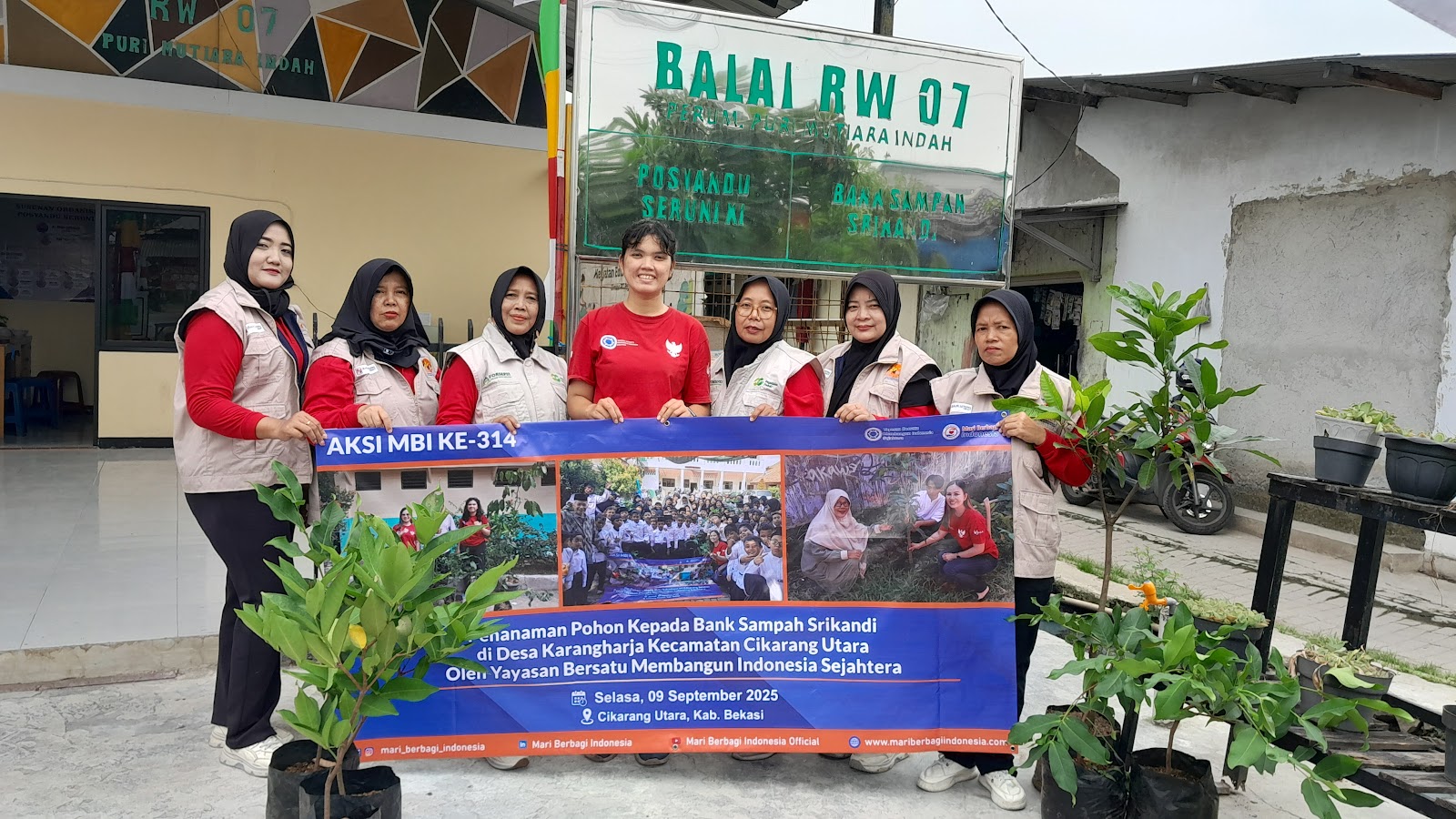PENANAMAN POHON KEPADA BANK SAMPAH SRIKANDI DI DESA KARANGHARJA KECAMATAN CIKARANG UTARA OLEH YAYASAN BERSATU MEMBANGUN INDONESIA SEJAHTERA